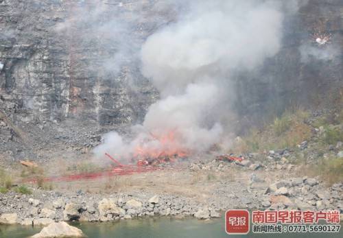 
南宁集中销毁1500多件非法烟花爆竹 价值约30万元：澳门新葡8455最新网站下载(图6)